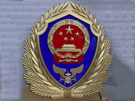 警徽制作的材料选择与性能适配